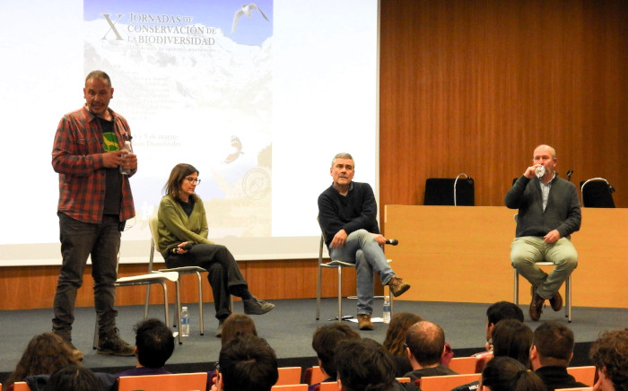 Fernando Blanca, de GREFA, primero por la izquierda, durante la moderación de una de las mesas redondas de las jornadas.