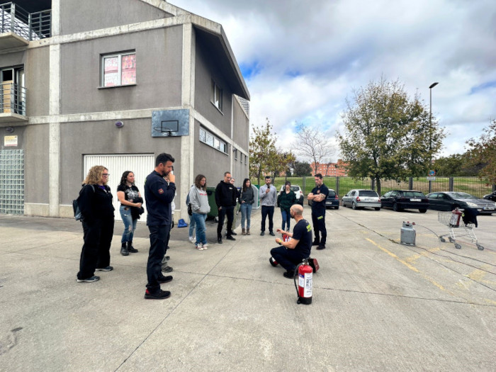 Miembros de GREFA aprenden a actuar ante un caso de emergencia en el Parque de Bomberos de Alcorcón.