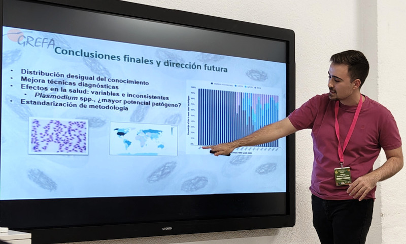 Alberto Alvarado impartió una conferencia sobre hemoparásitos en aves silvestres durante el congreso.