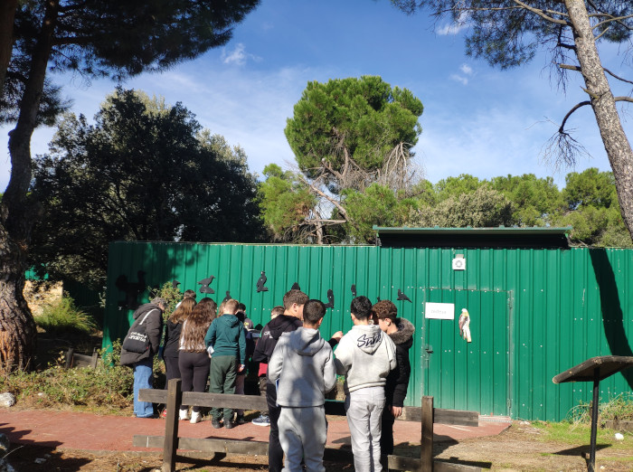Escolares a la entrada del recinto de aves esteparias del centro "Naturaleza Viva".