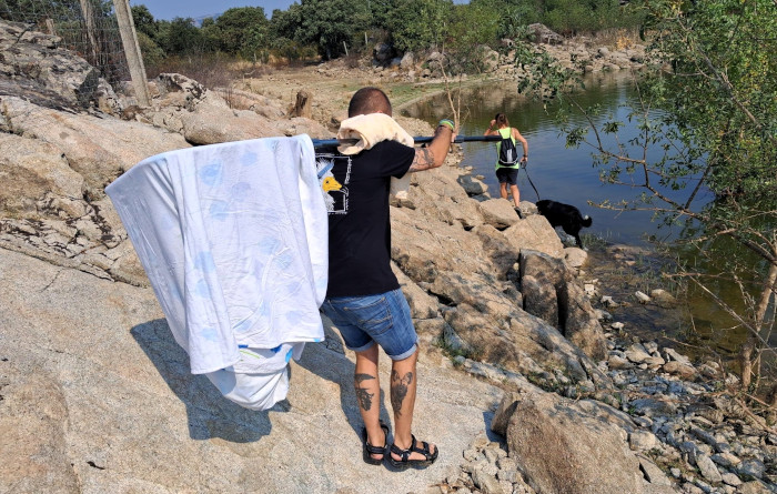 Lo abrupto del terreno complicó el rescate y traslado del buitre leonado.