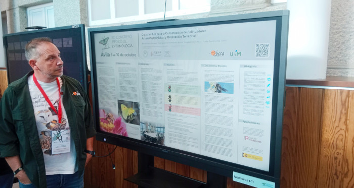 Fernando Blanca, de GREFA, junto a uno de los pósteres presentados por nuestra organización al congreso.