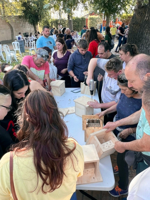 Taller de construcción de cajas nido para abejas silvestres desarrollado durante la jornada festiva.