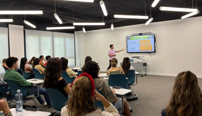 Alberto Alvarado, veterinario de GREFA, durante la charla realizada en la Universidad Alfonso X El Sabio (UAX).