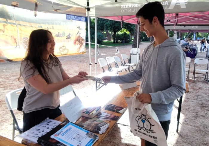 Stand de GREFA en la I Feria de la Adopción y Tenencia Responsable de Animales Domésticos, en Alcalá de Henares