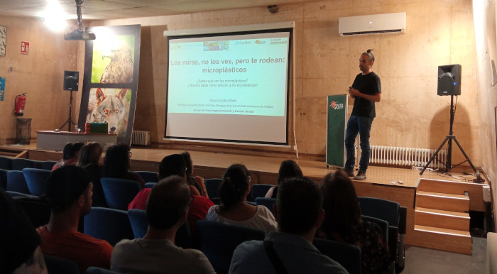 El doctor Miguel González Pleiter impartió una interesante charla bajo el título ‘Los miras, no los ves, pero te rodean: microplásticos’.