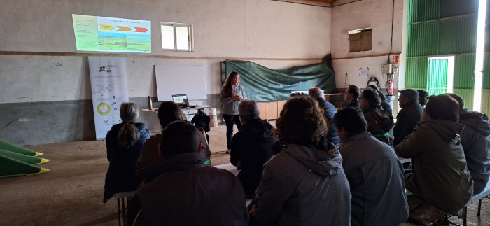 Agricultores y otros profesionales vinculados a la gestión de ecosistemas agrícolas durante la jornada técnica.