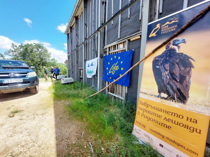 Jaulón de aclimatación en los Montes Ródopes donde permanecen temporalmente los buitres negros trasladados desde España a Bulgaria antes de su liberación definitiva.