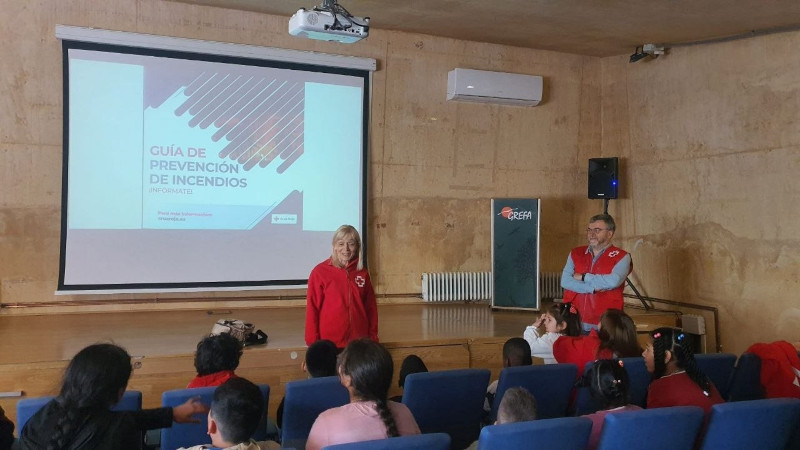Presentación sobre prevención de incendios forestales en el auditorio de GREFA.