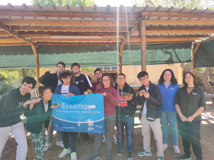 Grupo de jóvenes participantes en el Proyecto Erasmus+ “Water Bridges", centrado en el galápago europeo.