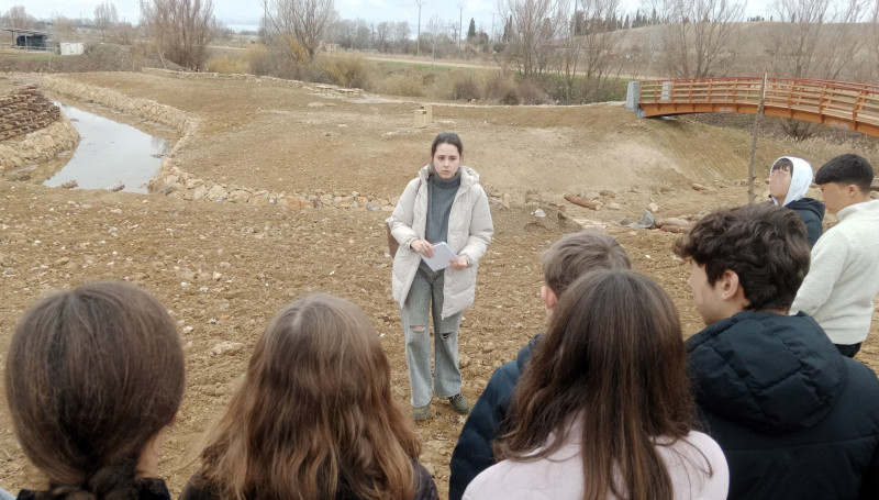 Paula, una de las técnicas responsables del proyecto ‘Río Rúa’, explica a los alumnos de 3º E.S.O. de Medina de Rioseco en qué consisten las obras de restauración del cauce del río Sequillo.