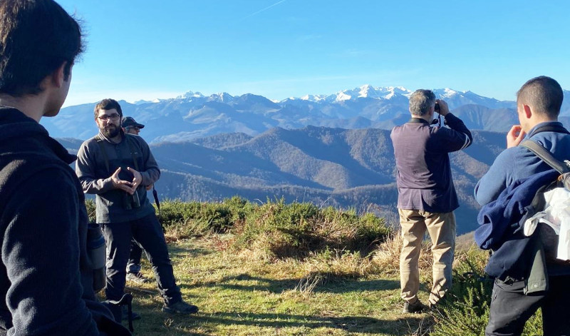 Enrique Murciano, de GREFA (de frente y a la izquierda), explica los pormenores del Proyecto Pigargo a los asistentes a la ruta.
