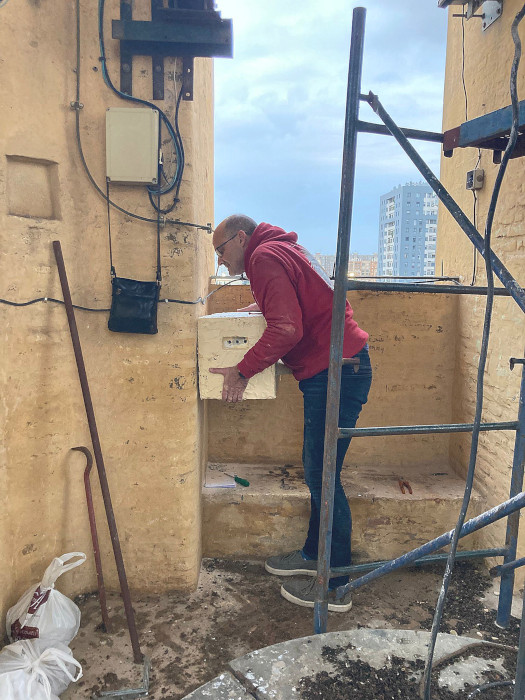 Nuestro compañero Mariano instala una caja nido en la iglesia de San Bernardo, en el centro de Sevilla. Foto: Judith García.