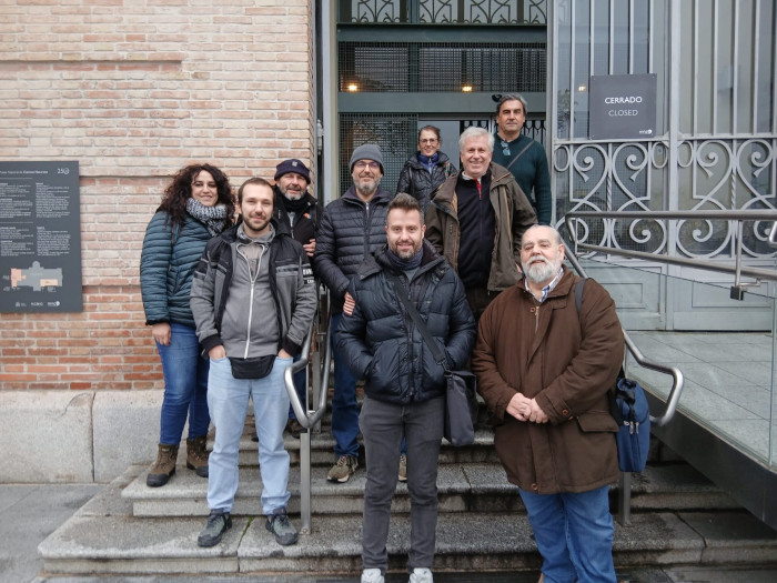 Algunos de los asistentes al encuentro en la puerta del MNCN.