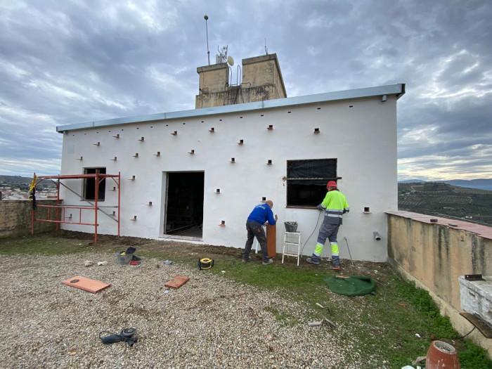 De arriba abajo, el castillete que alberga la sala de "hacking", antes de iniciarse las obras de mantenimiento, acometidas por el ayuntamiento de Baena, y una vez finalizadas las obras. Fotos: José María Ayala y Curro Ordóñez.