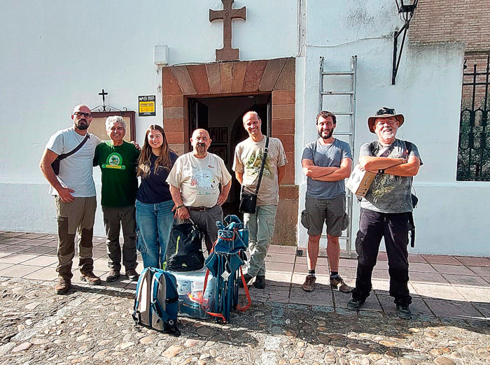 Miembros de GREFA Andalucía y colaboradores voluntarios, instantes antes de acceder a la Ermita del Cristo de Los Desamparados, en Pedro Abad (Córdoba), para chequear la situación de la colonia de cernícalo primilla. Foto: Luis Jiménez.