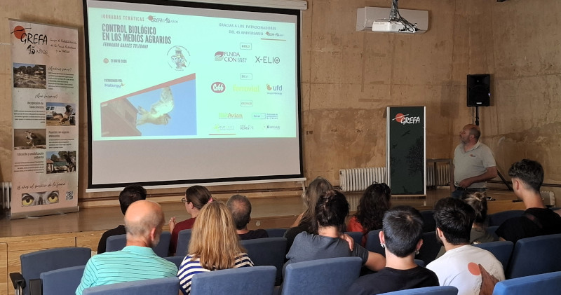 Fernando Garcés, secretario general de GREFA, en el auditorio de nuestra ONG en Majadahonda (Madrid) durante la jornada temática sobre el control biológico en medios agrarios.