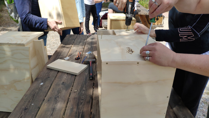 Los participantes en la jornada temática de GREFA colaboraron con la construcción de cajas nido para lechuzas.