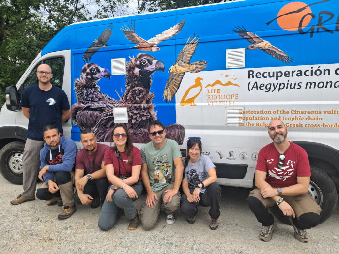 Equipo del proyecto, entre ellos varios miembros de GREFA, tras el traslado de buitres negros desde España a Bulgaria a mediados del pasado mayo.