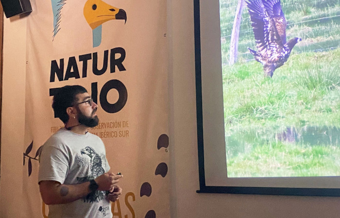 Enrique Murciano, de GREFA, explica el Proyecto Pigargo a los asistentes a Naturtajo 2026.
