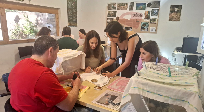 Voluntarios del Grupo Social ONCE pudieron alimentar durante la jornada en GREFA a los pequeños animales “huérfanos” atendidos en nuestro centro.