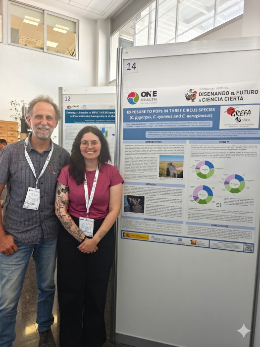 Veterinarios de GREFA presentando el póster de toxicología en aguiluchos cenizos en entornos agrarios en colaboración con el SERTOX.