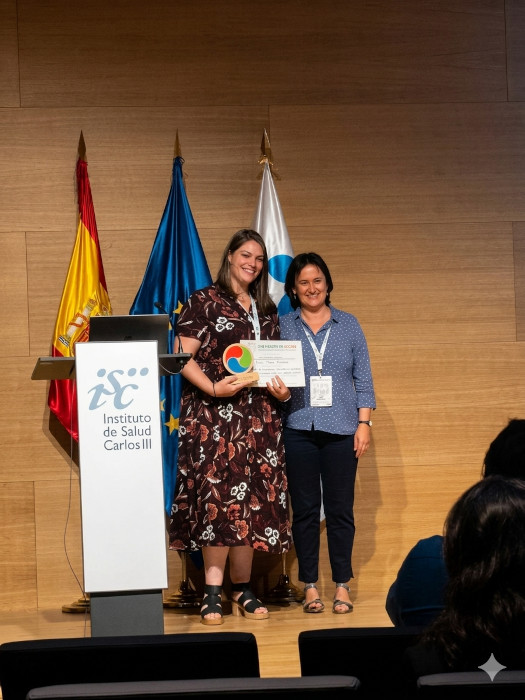 Bárbara Martín-Maldonado, colaboradora de GREFA, recoge el premio a la mejor comunicación oral en su categoría.