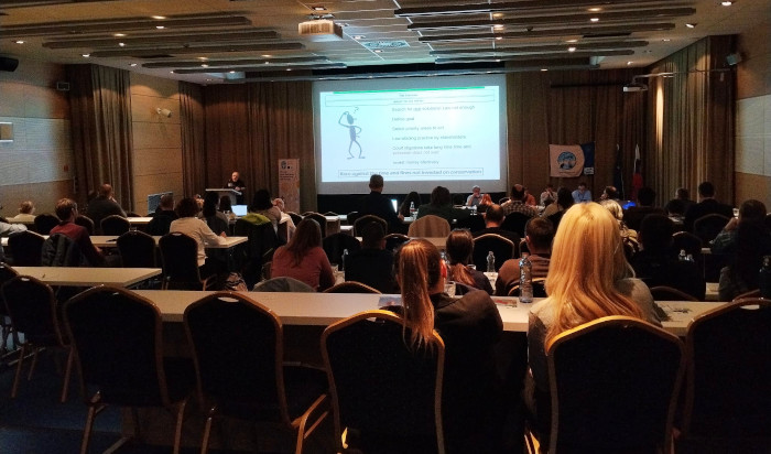 Un ponente se dirige a los participantes del congreso Free Sky for Birds 2026