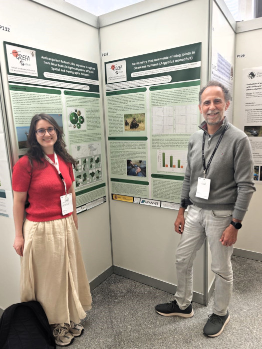 Catarina Rebelo (autora principal del póster premiado) y Fernando González (director del Hospital de Fauna Salvaje de GREFA) junto a algunos de los pósteres presentados por GREFA.