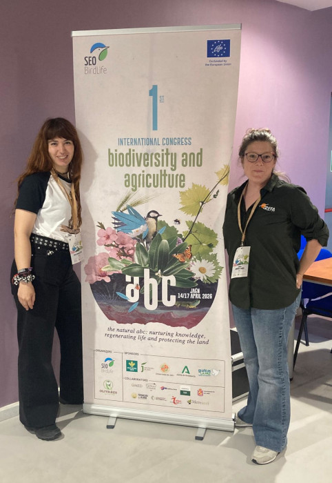 De izquierda a derecha, Paula González Simón y Lorena Hernández durante su participación en el I Congreso Internacional de Biodiversidad y Agricultura (ICBA 2026) celebrado en Jaén.