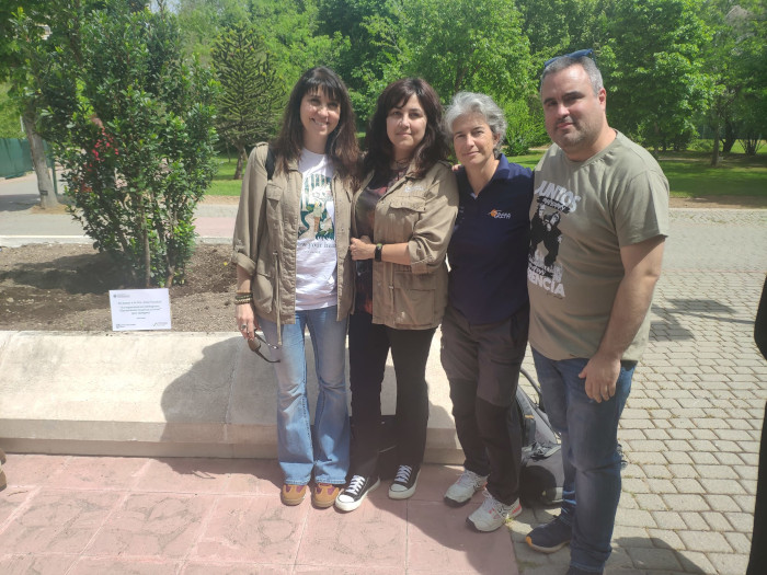 Con camisa marrón, Marisa, Inés y Manu, del equipo del grupo Raíces y Brotes del Instituto Jane Goodall en España. Con camisa azul Mónica de los Ríos, del equipo de educación ambiental de GREFA.
