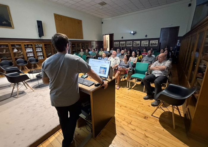 Enrique Murciano, respondiendo a las preguntas de los asistentes a la conferencia sobre el pigargo.