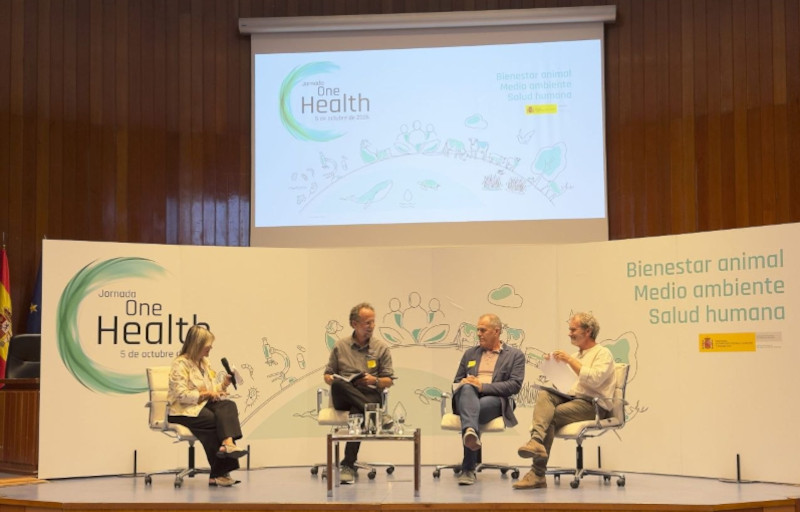 De izda a dcha: Maite Martín, presidenta de la Plataforma One Health; Fernando González, director del Hospital de Fauna Silvestre de GREFA; José Luís Sáenz, subdirector General de Sanidad Animal del MAPA y Fernando Simón, director del Centro de Coordinación de Alertas y Emergencias Sanitarias del Ministerio de Sanidad. 
