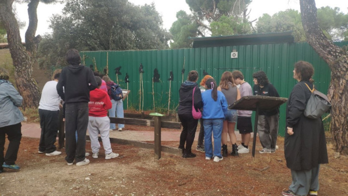 Visitantes del proyecto 'Naturaleza Viva', participando en un juego de identificación de aves esteparias.