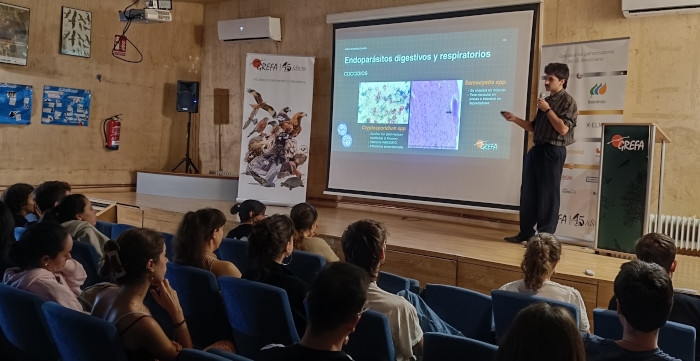 Un voluntario durante una las microexposiciones que tuvieron lugar en esta jornada.