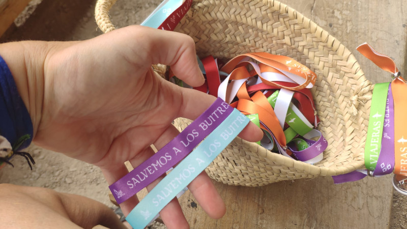Pulseras conmemorativas del Día del Buitre en el stand de GREFA en Puy du Fou.