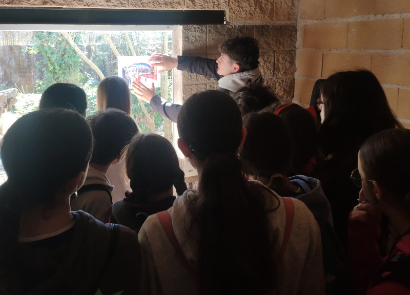Un grupo de personas durante una de las visitas guiadas a GREFA. 