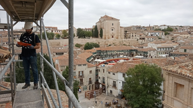 Un trabajador de GREFA visita las obras de restauración de la Ermita del Rosario, en Chinchón (Madrid).