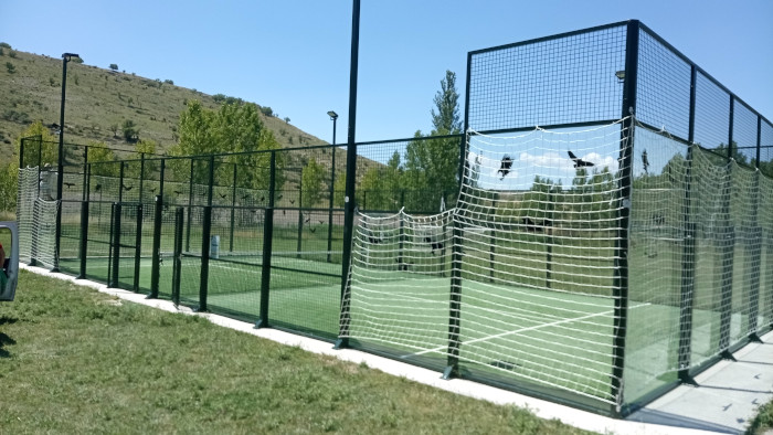 Redes para evitar colisiones de aves en una pista de pádel de Sacramenia (Segovia).