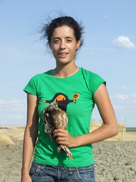 Voluntaria con un pollo de aguilucho