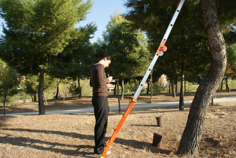 Tomando datos a la hora de colocar nidos en el parque de la Olla.