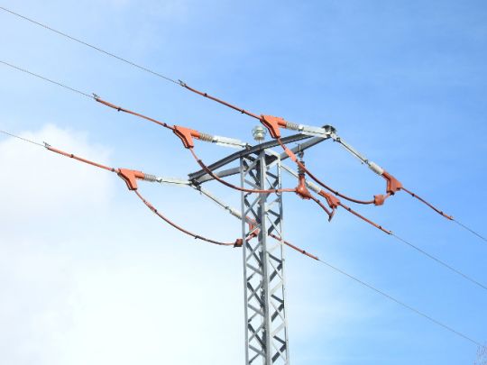 Apoyo de un tendido eléctrico de la provincia de Toledo que ha sido aislado para evitar electrocuciones de aves, con apoyo económico del proyecto AQUILA a-LIFE. Foto: Sergio de la Fuente / GREFA. Apoyo de un tendido eléctrico de la provincia de Toledo que ha sido aislado para evitar electrocuciones de aves, con apoyo económico del proyecto AQUILA a-LIFE. Foto: Sergio de la Fuente / GREFA.