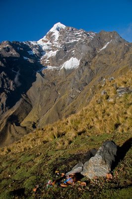 El Nevado Verónica al fondo. En primer plano una ofrenda parte de un ritual Inca.