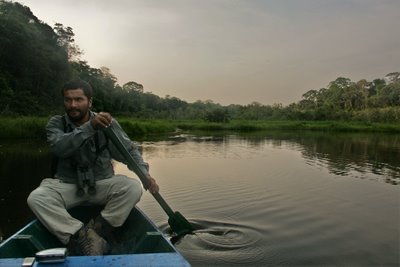Rubén, nuestro guía, mientras navegamos por el particular ecosistema de lagos amazónicos, que se crean al quedarse una porción del río aislada por el desmoronamiento del limo. 